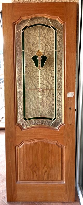Puerta de madera maciza con cristal