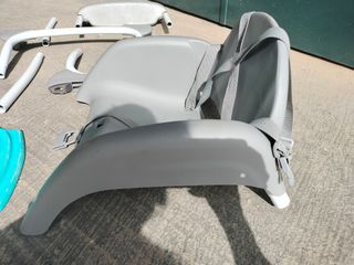 Trona desmontada de aluminio y plástico con cojín