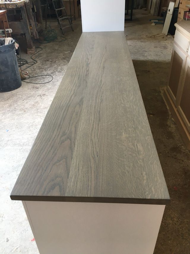 Armadio e mobiletti bianchi