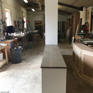 Armadio e mobiletti bianchi