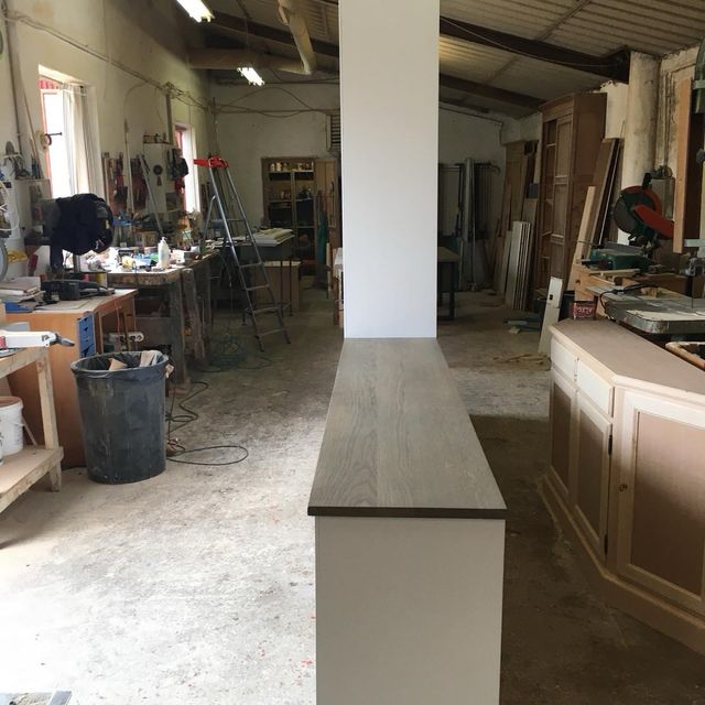 Armadio e mobiletti bianchi