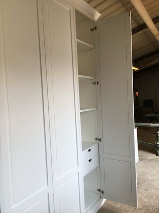 Armadio e mobiletti bianchi