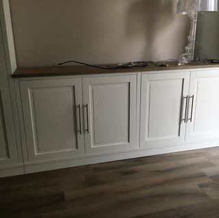 Armadio e mobiletti bianchi