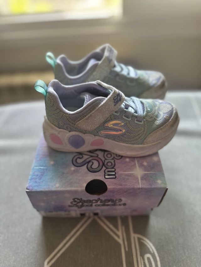 Zapatillas SKECHERS niña 24 luces