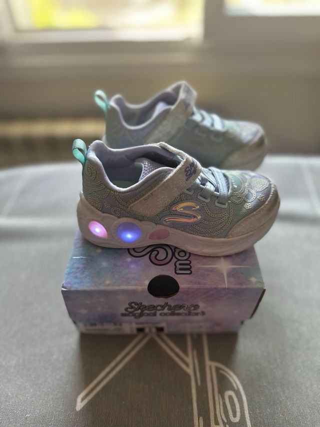 Zapatillas SKECHERS niña 24 luces