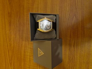 Reloj Guess dorado con pedrería hombre
