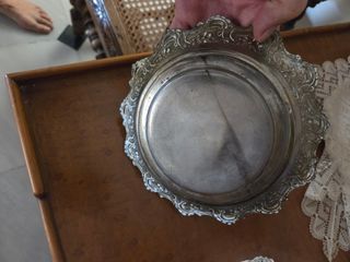 Recipiente antiguo de plata o peltre con tapa.
