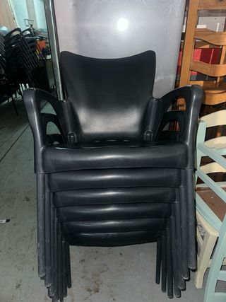 Sillas plásticas negras en perfecto estado a 8€ 