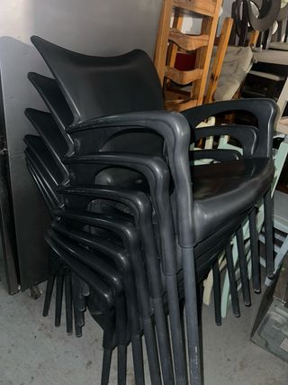 Sillas plásticas negras en perfecto estado a 8€ 