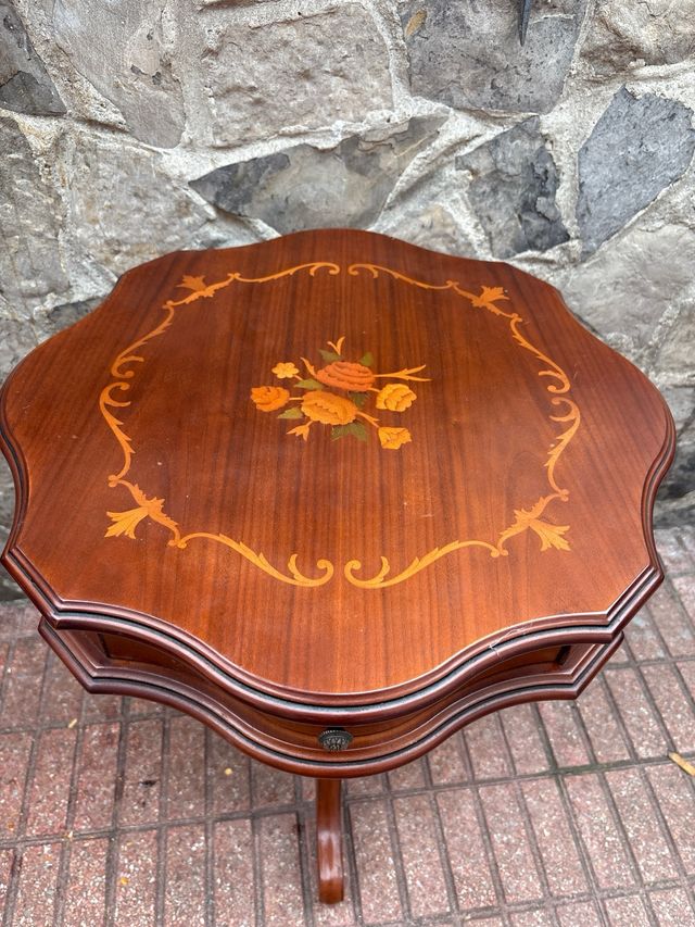 Mesa madera tallada - marrón