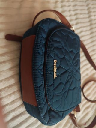 Bolso Desigual azul con monedero a juego 