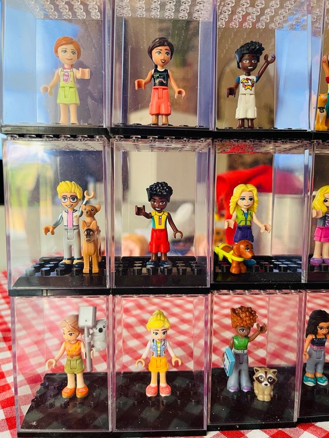 16 MiniMuñecas Lego Friends con expositores