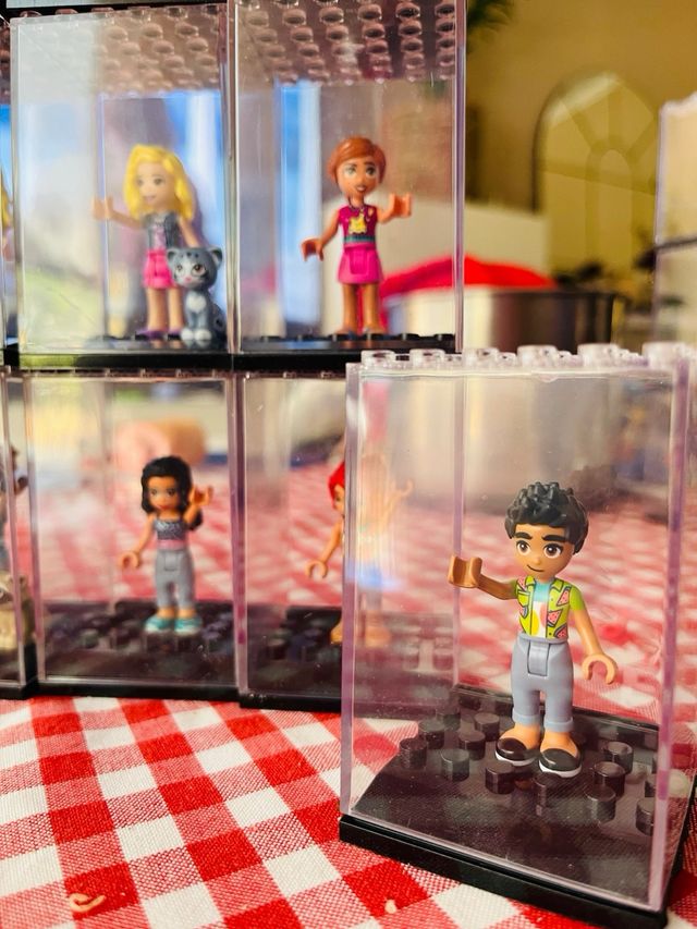 16 MiniMuñecas Lego Friends con expositores