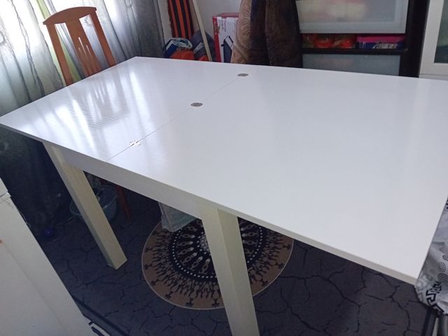 Mesa blanca extensible de madera con 2 sillas