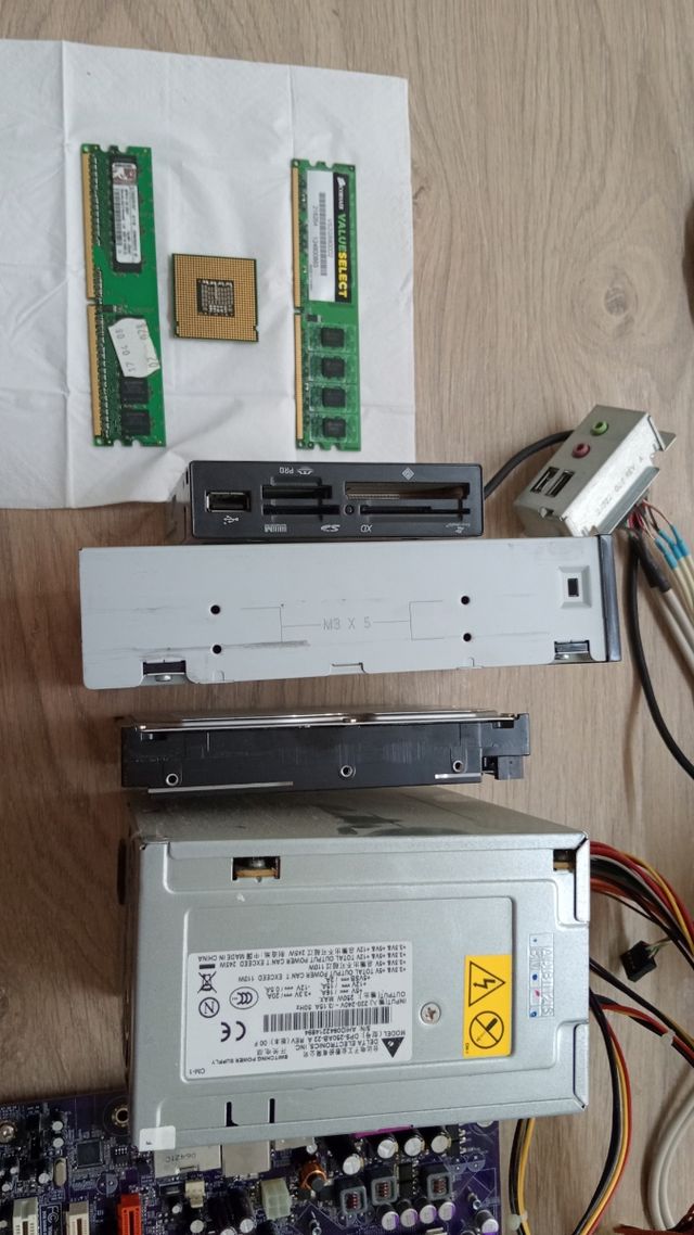 Varias partes para PC de sobremesa viejo