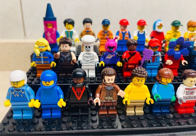 29 Minifiguras Lego + Expositor con Luz