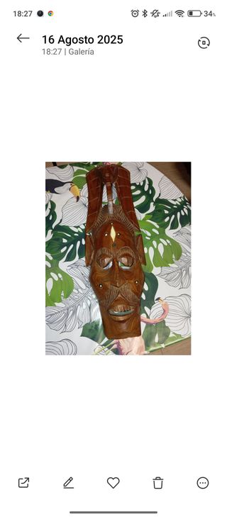 Máscara africana de madera tallada