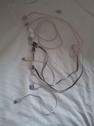 Cables USB y auriculares para mobiles.