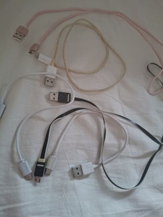Cables USB y auriculares para mobiles.