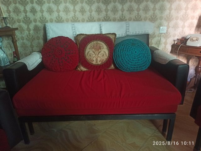 Sofá rojo y negro