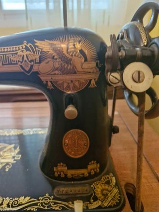 Máquina coser Singer antigua con mueble