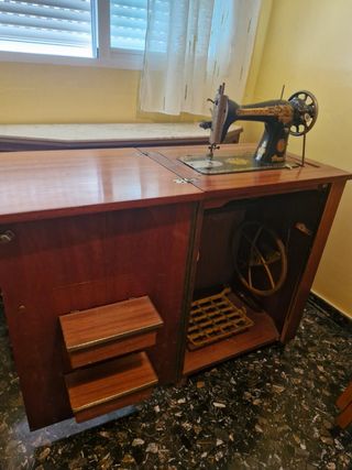 Máquina coser Singer antigua con mueble
