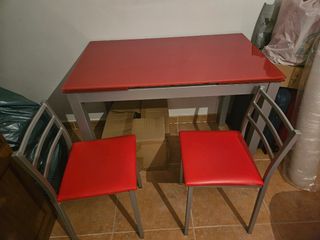 Mesa comedor extensible roja + 2 sillas