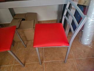 Mesa comedor extensible roja + 2 sillas