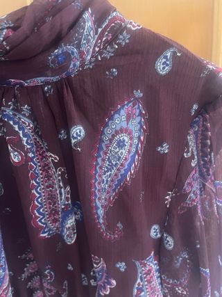 Blusa burdeos estampado paisley de Mango