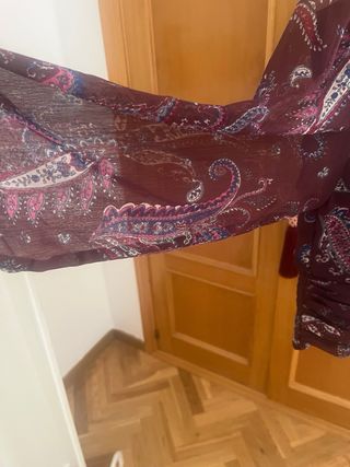 Blusa burdeos estampado paisley de Mango