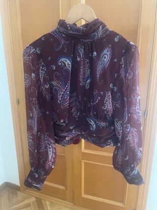 Blusa burdeos estampado paisley de Mango