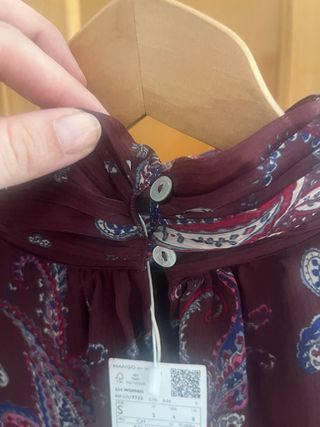 Blusa burdeos estampado paisley de Mango