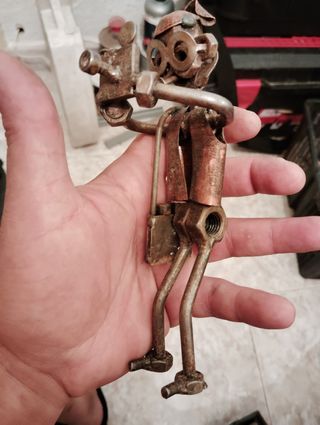 Figura metal reciclados fotógrafo
