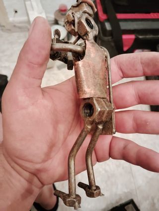 Figura metal reciclados fotógrafo