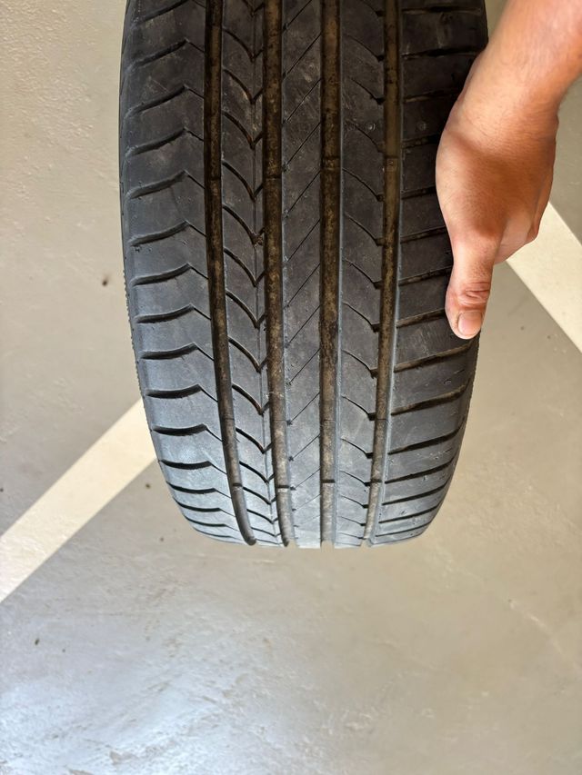 3 gomas Goodyear dos del 2022 y otra de 2017 