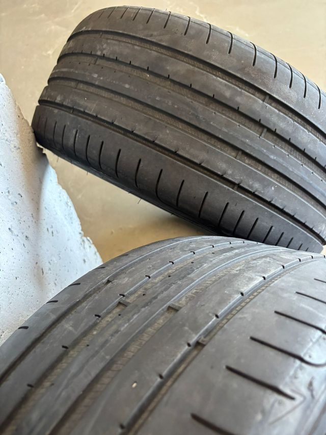 3 gomas Goodyear dos del 2022 y otra de 2017 