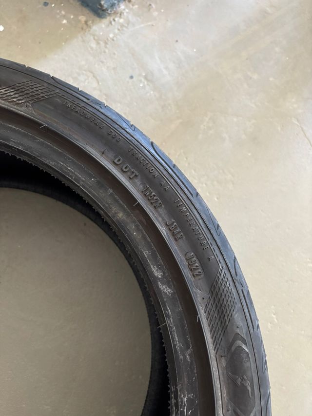 3 gomas Goodyear dos del 2022 y otra de 2017 