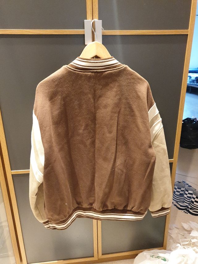 Chaqueta universitaria Bershka marrón - Talla L