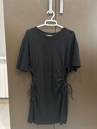 Vestido negro con aberturas laterales