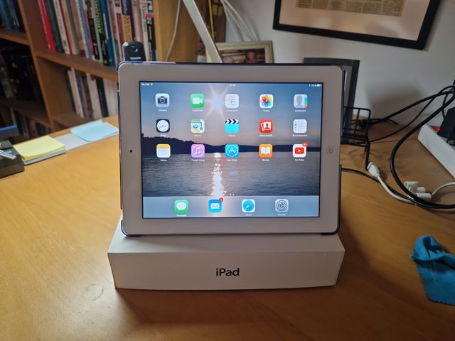 iPad 2 - Tableta blanca y plateada