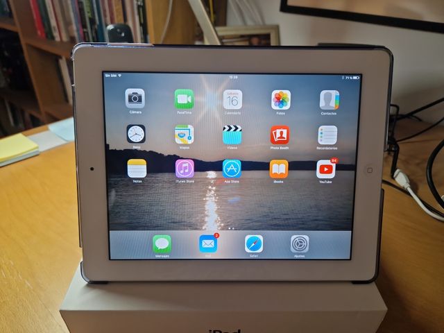 iPad 2 - Tableta blanca y plateada