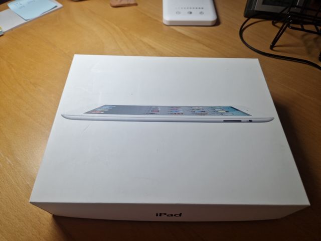 iPad 2 - Tableta blanca y plateada