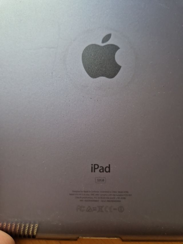 iPad 2 - Tableta blanca y plateada