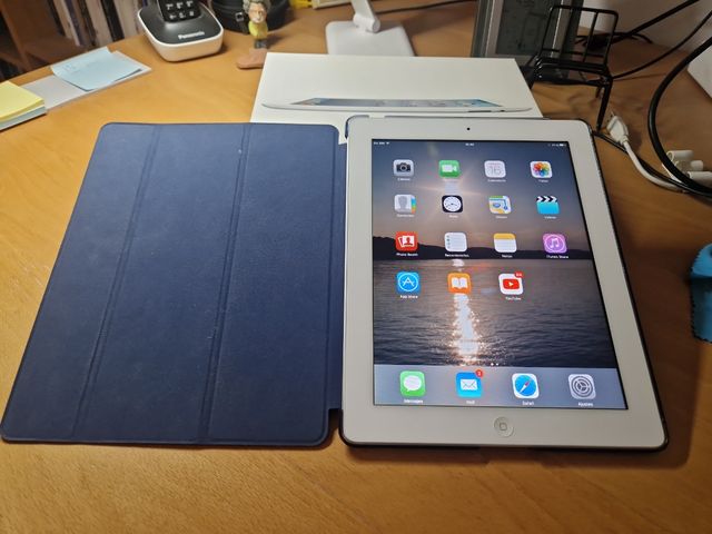 iPad 2 - Tableta blanca y plateada