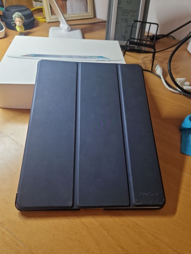 iPad 2 - Tableta blanca y plateada