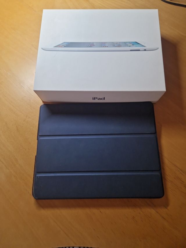 iPad 2 - Tableta blanca y plateada