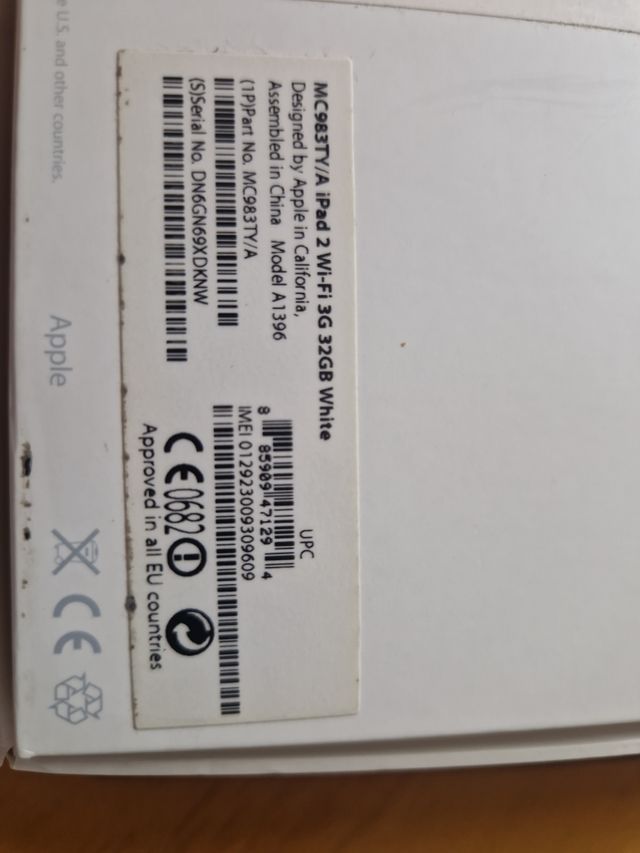 iPad 2 - Tableta blanca y plateada