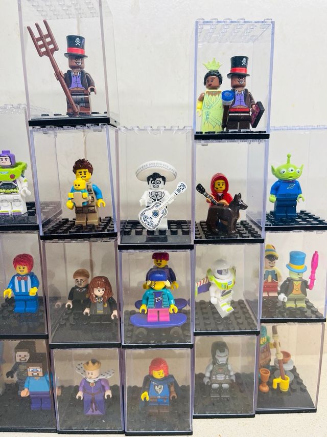 Minifiguras Lego variadas con expositor
