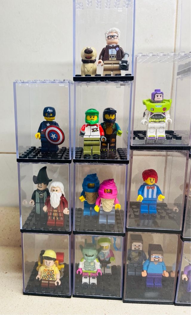 Minifiguras Lego variadas con expositor