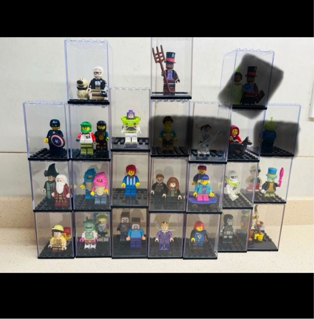 Minifiguras Lego variadas con expositor